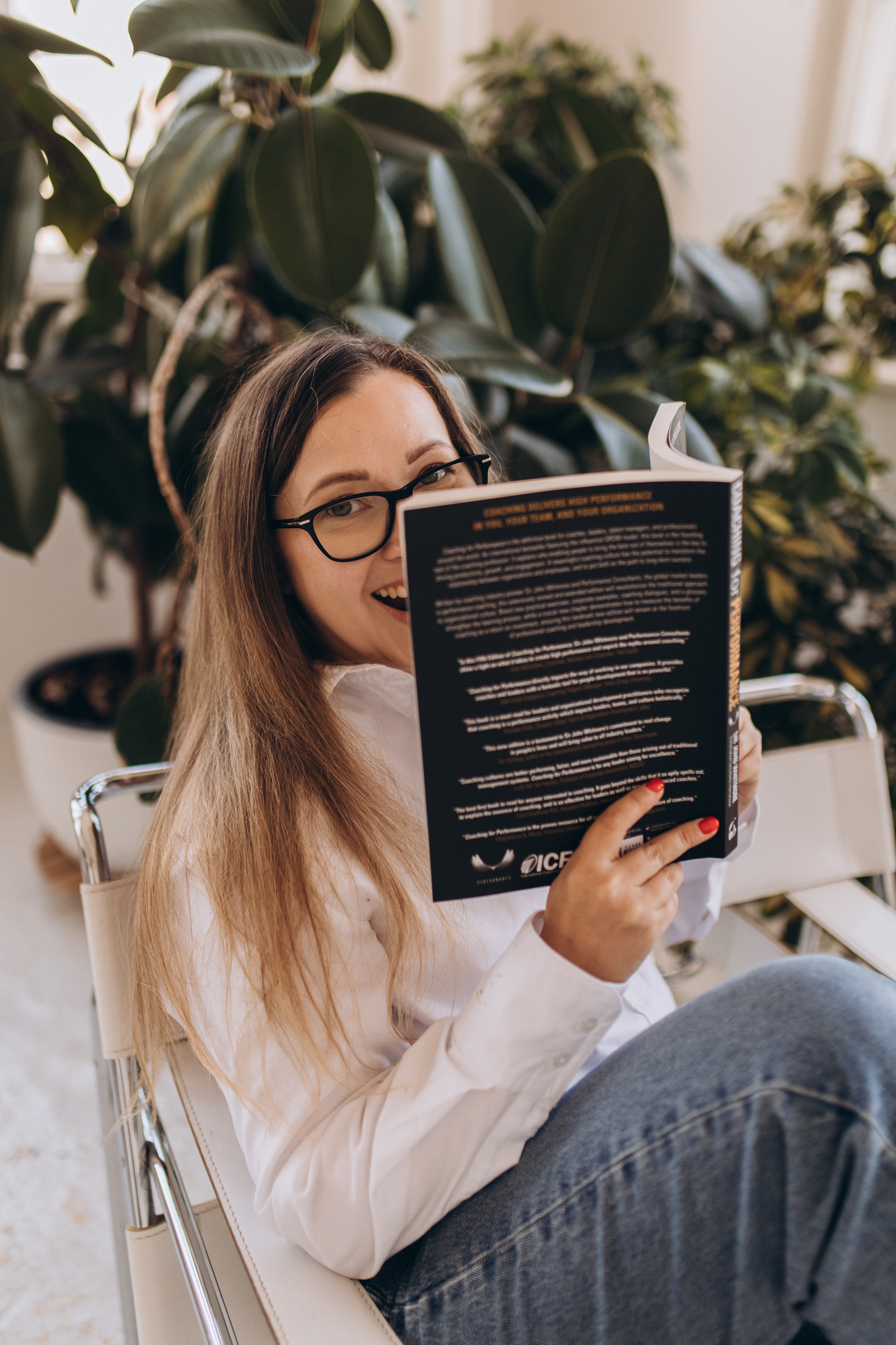 Hanna Kraft reading a coaching book